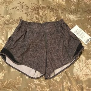 Lululemon Hotty Hot LR Short 4'' Lined